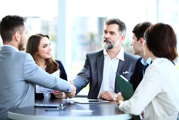 empresarios haciendo negocios